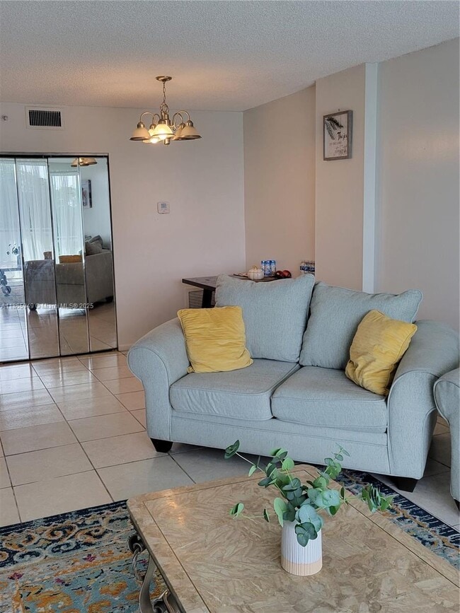 Photo - 919 Hillcrest Dr Unidad 306