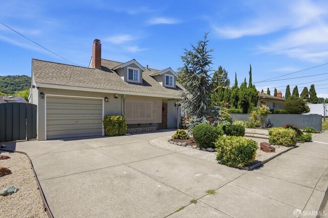 Photo - 5880 Olinda Rd