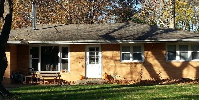 Building Photo - Great Home Near Schools And Shopping