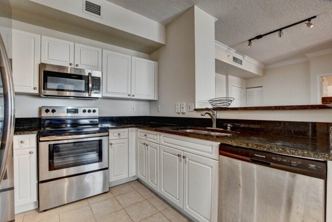 Photo - 651 Okeechobee Blvd Unidad PH 1204 Rental
