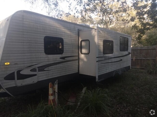 Building Photo - Charming Mobile Home in heart of Clearwate...