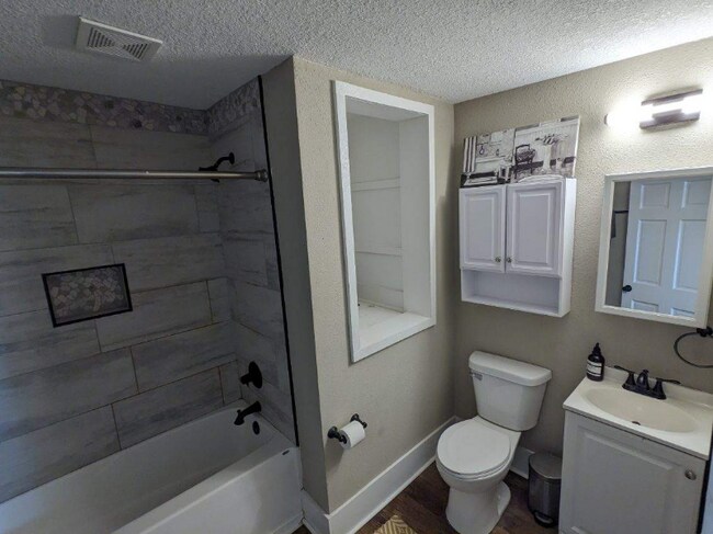 Photo - 902-904 W Locust St Unidad 904