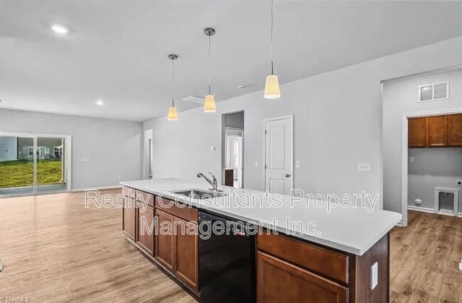 Photo - 534 Raspberry Hl Dr