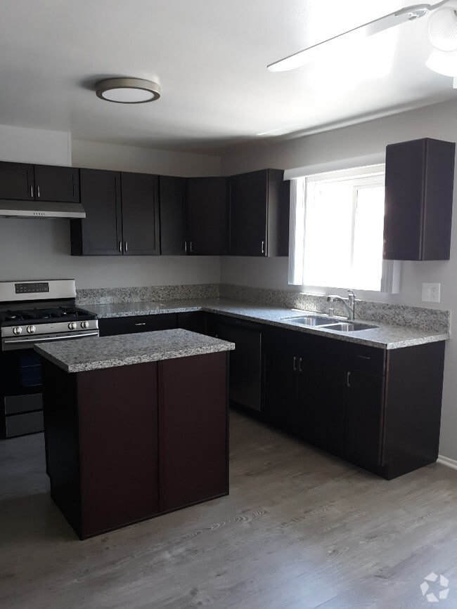 Building Photo - Fantastic gated 71 units building complex ... Rental