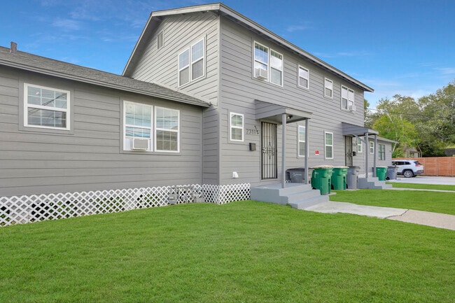 ¡Hermosas casas adosadas en alquiler! - 2311 N Louis St Unidad 2311 .5