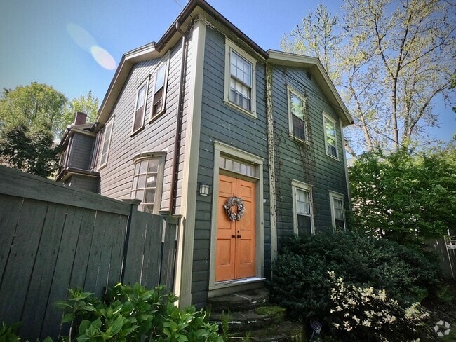 Building Photo - 9/1 Beautiful Hidden GEM. 2 Blocks from Wa... Rental