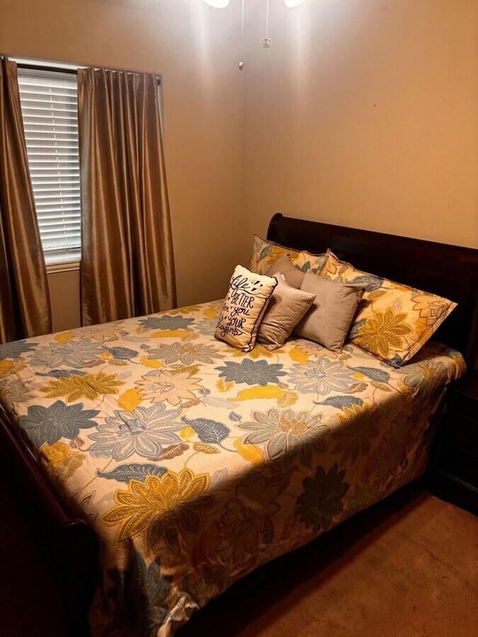 Photo - 433 Calvert Dr