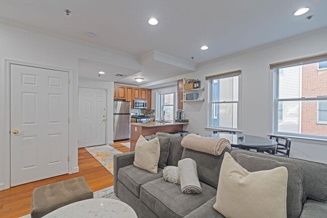 Building Photo - 620 38th St Unit 903