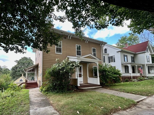 Building Photo - 692 Main St Rental