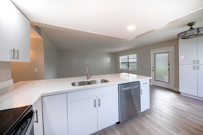 Photo - 917 Flanders T