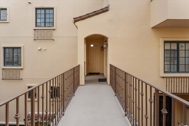 851 N San Vicente Blvd