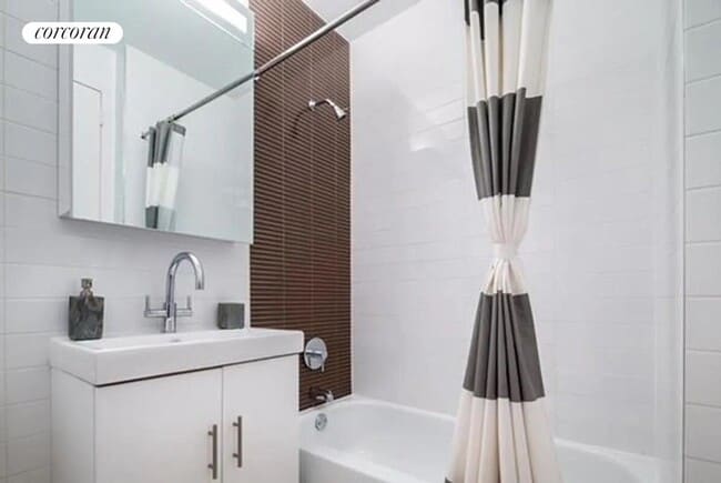 Photo - 20 Exchange Pl