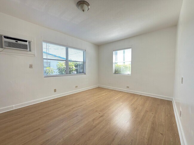 Photo - 1172 W 34th St