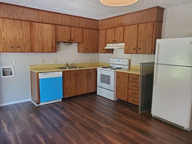 Photo - 2 Bedroom 1 Bathroom Downstairs unit with off street parking in Midtown Savannah Unidad A