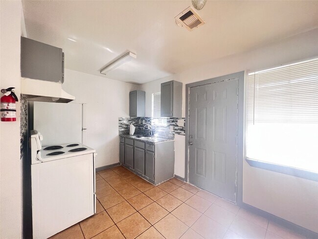 Photo - 5602 Hirsch Rd