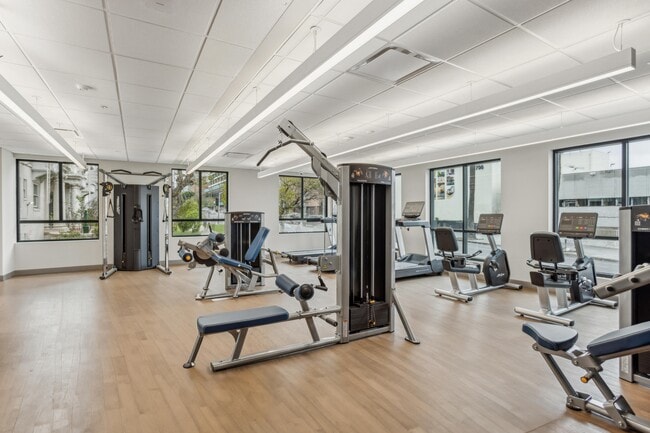 Gimnasio profesional en Bryson Legacy Affordable Apartments en Los Ángeles, CA