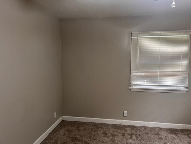 Building Photo - 502 E Harding Dr