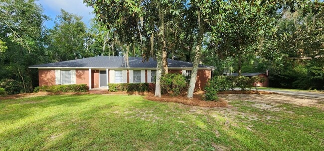 Building Photo - Charming Cul-de-Sac Home with Sunroom, Den...