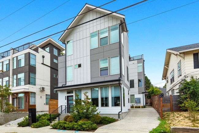 Building Photo - Ballard Townhouse, 2bed/2bath, Rooftop Deck