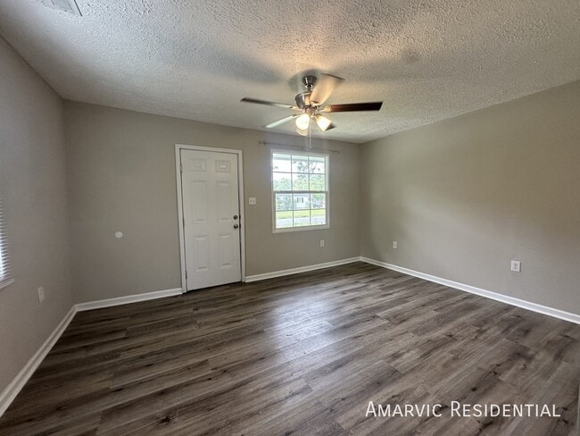Photo - 833 Amye St