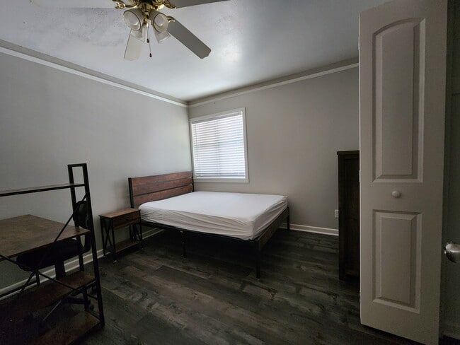 Photo - 718 W College St