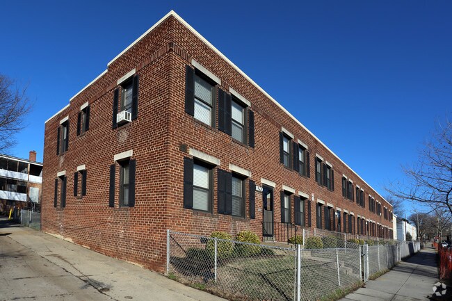 1128 16TH ST NE