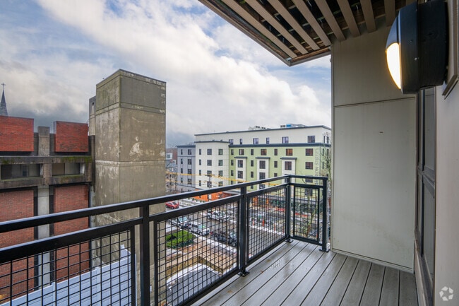 1BR, 1BA - 690SF - Balcony