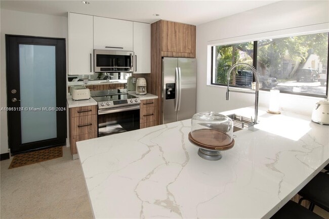 Photo - 77 NE 43rd St