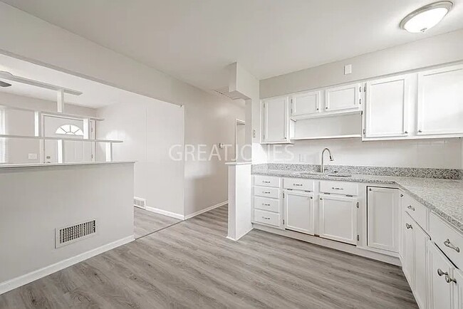 Photo - 1137 Maple Ave