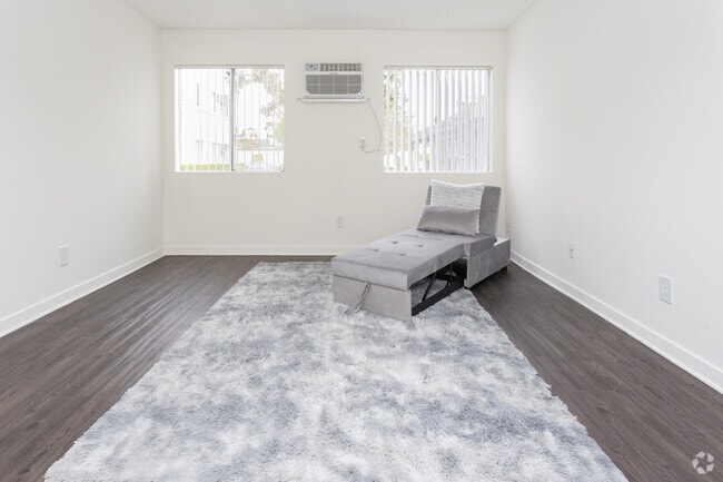 1 habitación, 1 baño - 563 pies cuadrados - Sala de estar - Piccadilly Square