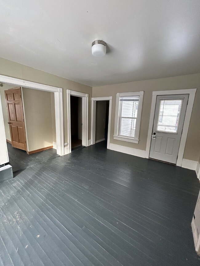Photo - Available JUNE 1st: 4 bed 1 bath close to ... Apartment