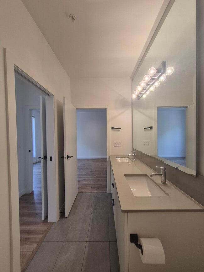 Photo - 2502 16A St SW