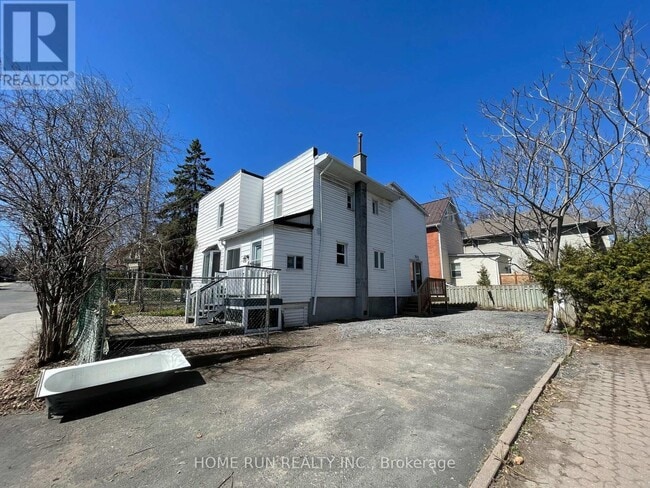 Photo - 121 Concord St S