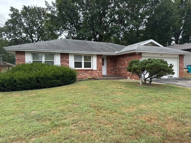 Building Photo - 3 Bedroom 2 Bath 2 Car Garage! Southeast! ... Rental