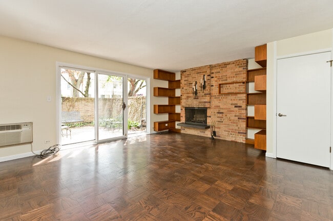 Building Photo - 588 Hawthorn Pl Unit 2