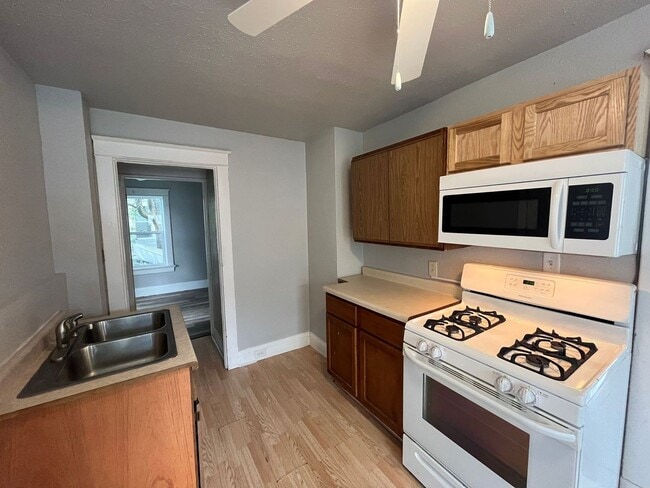 Building Photo - 702 S 6th Ave Unit Lower