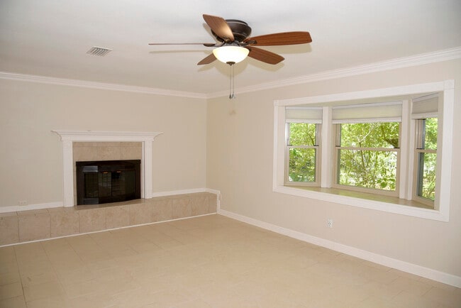 Photo - 218 Howard St