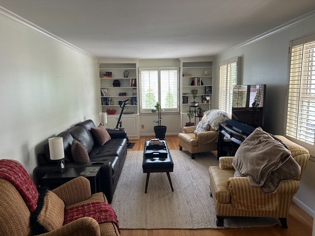 Photo - 749 Poinsettia St