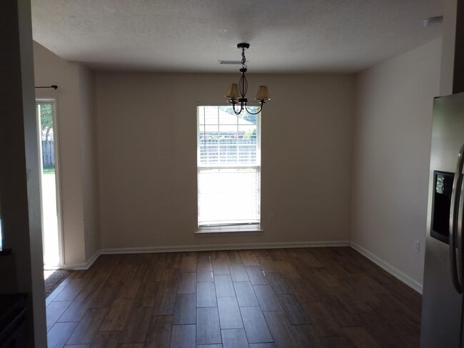 Photo - 5226 Moore Loop