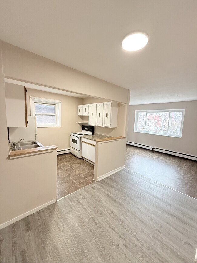 Building Photo - 1590 Ouellette Ave Unit 202