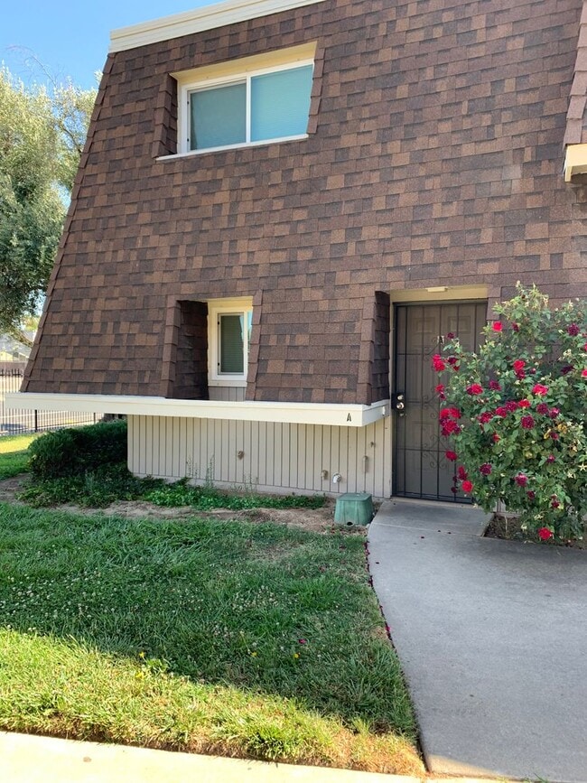 Building Photo - 2 bedroom 1.5 bath condo !