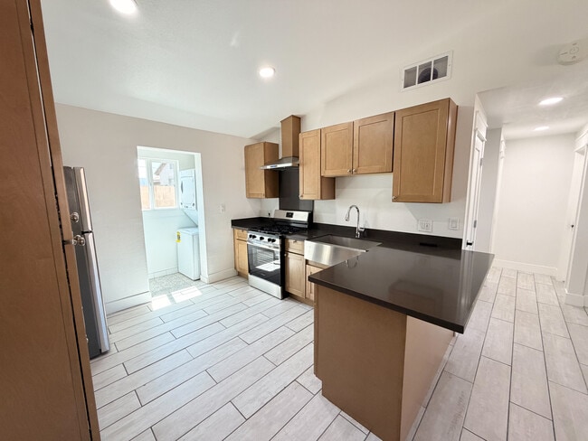 Building Photo - 3516 W Grant St Unit Remodeled 2BR w/ Washer &