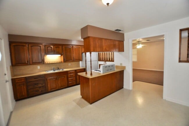 Photo - FOR LEASE! 2 BR - 1BA - Frame Home with Carport in Great Location in Weatherford.