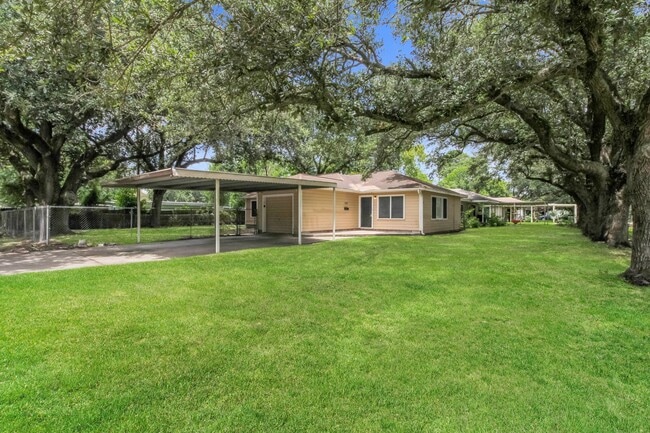 Building Photo - 1108 W Camp Cir