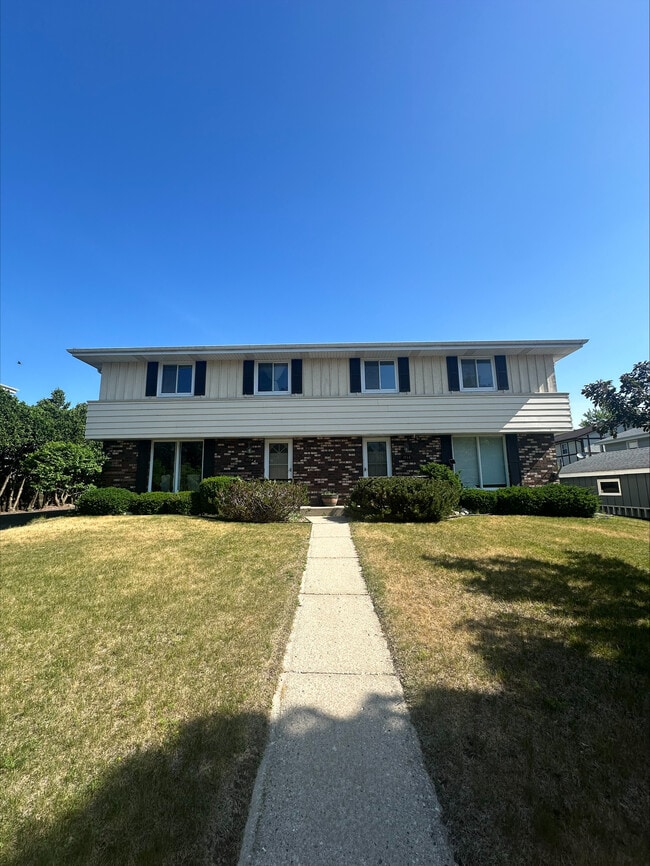 Front - 193 Lakeview Ct