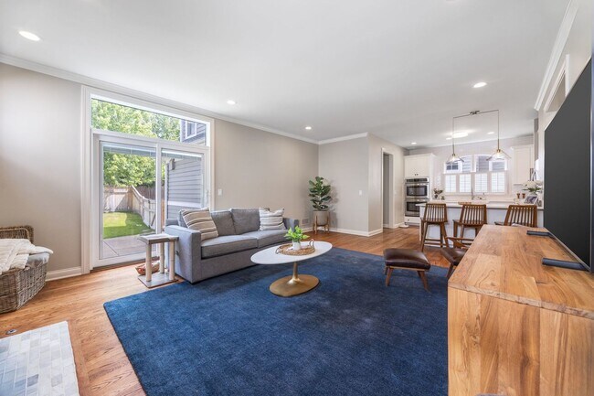 Photo - 735 W 8th St