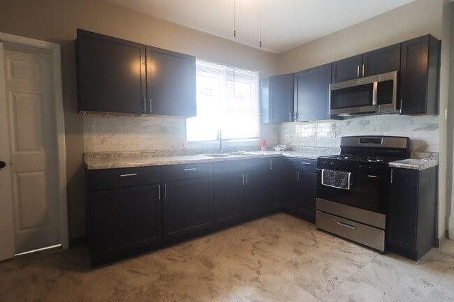 Building Photo - Spacious & Newly Renovated 4-Bedroom Home
