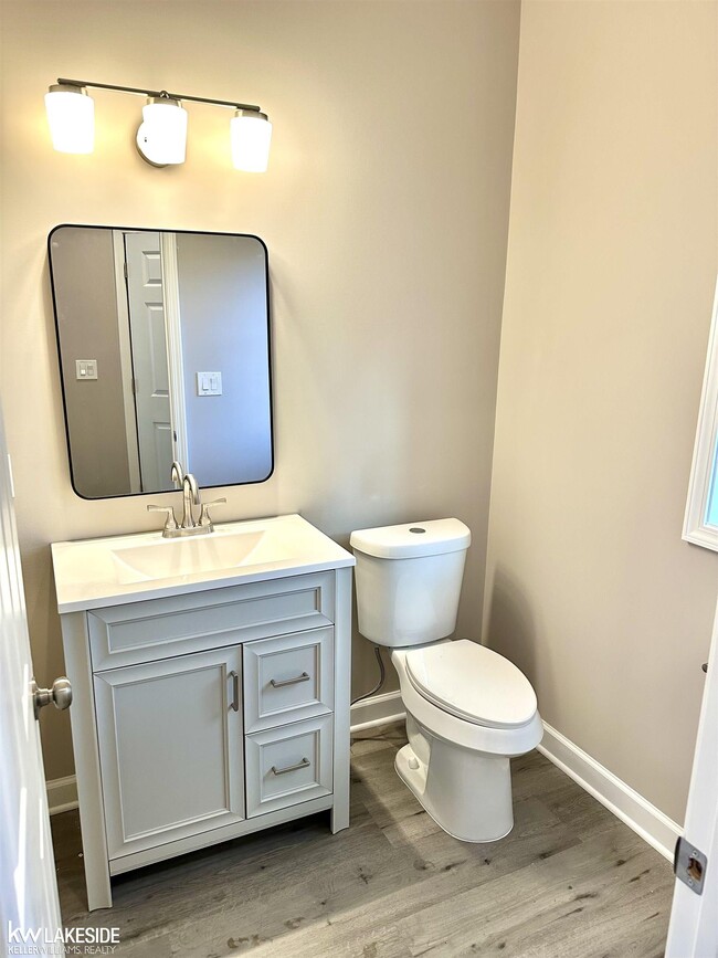 Photo - 22001 Lakeview St