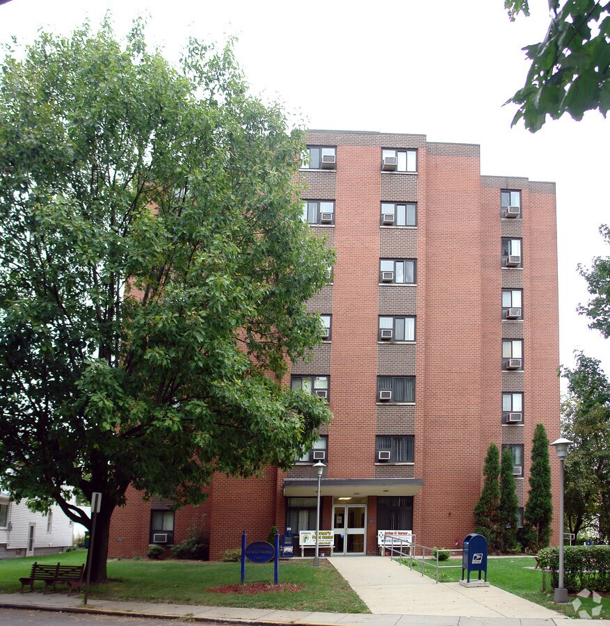 Photo - Brackenridge Hall Apartments