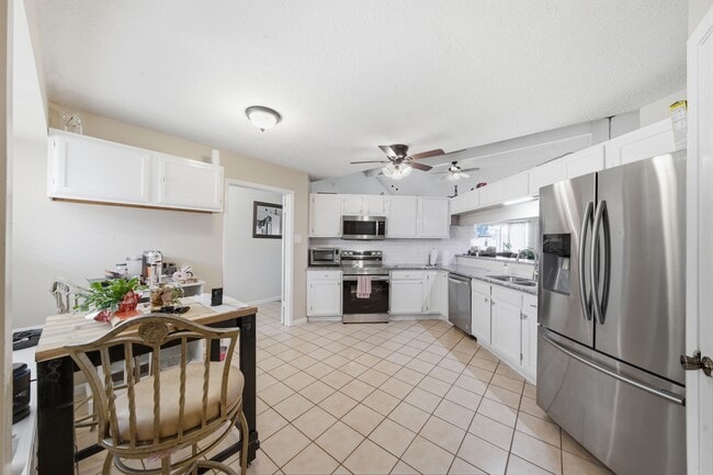 Building Photo - 411 Forest Hills Dr